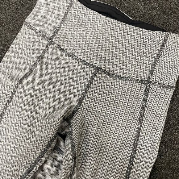 🐼Women Lululemon Athletica Gray and Black Leggings, size 4 - Picture 5 of 12